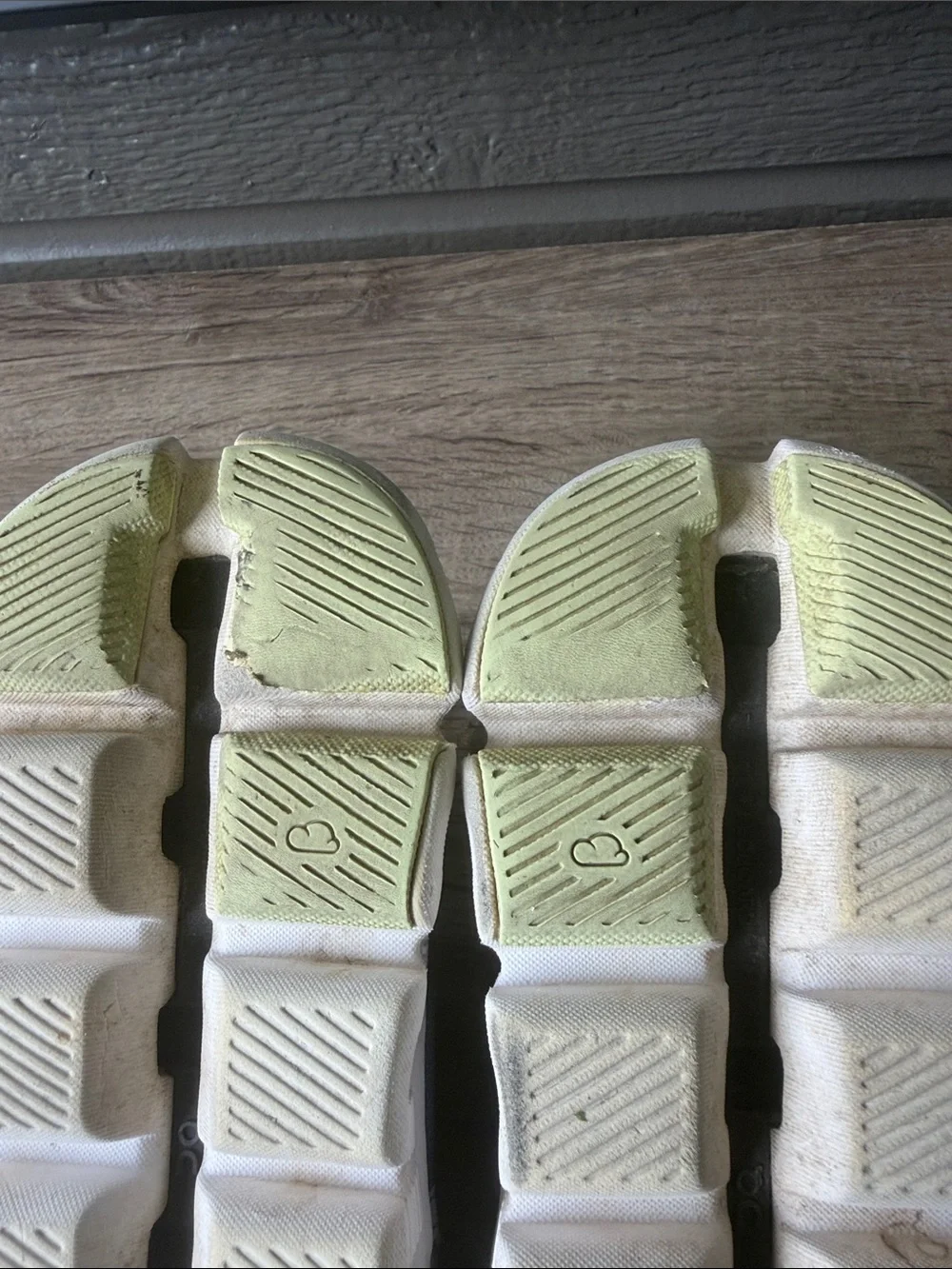 On Running Cloud Women’s Shoes in Light Gray with Yellow Accents size W 8